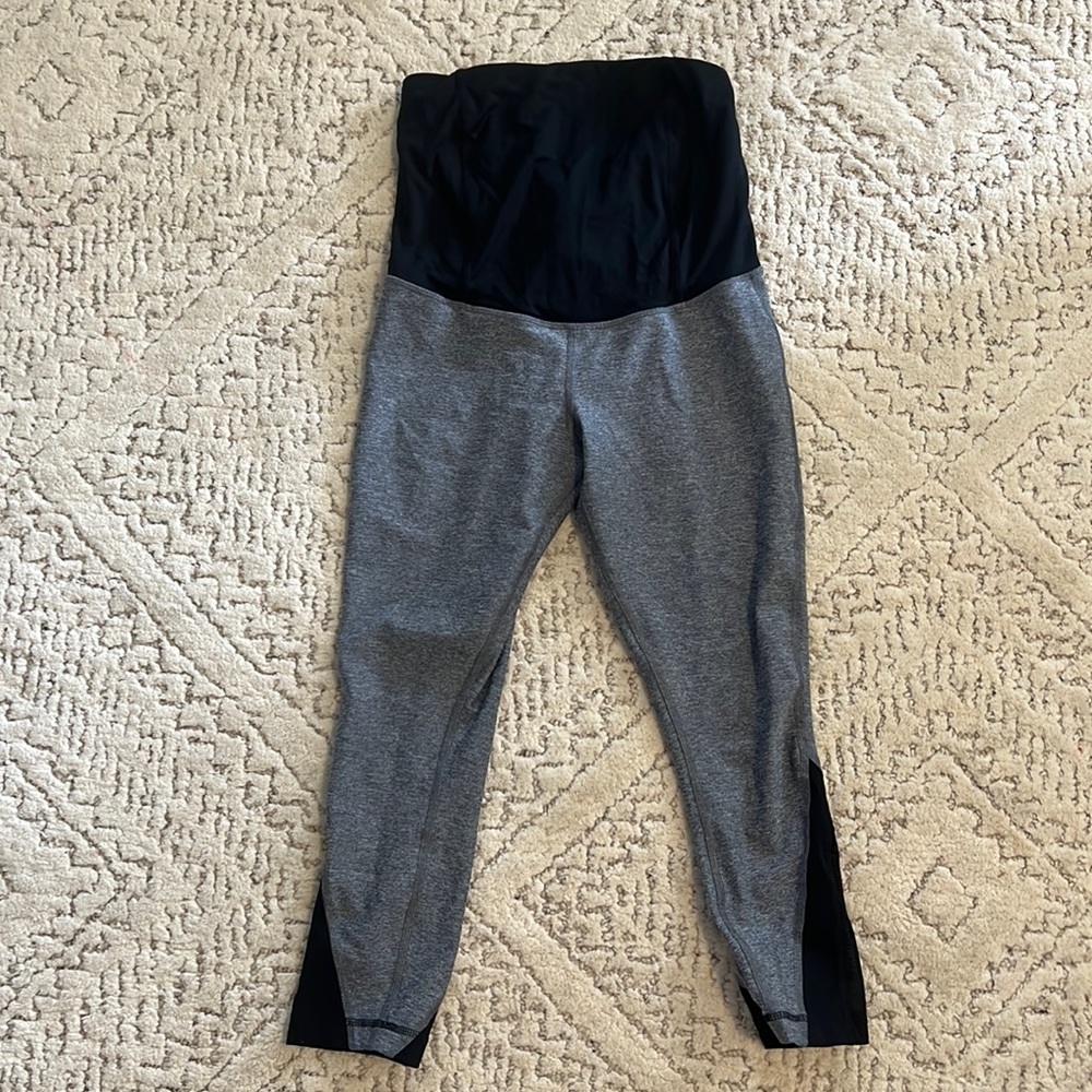Ingrid and Isabel maternity leggings-size x small